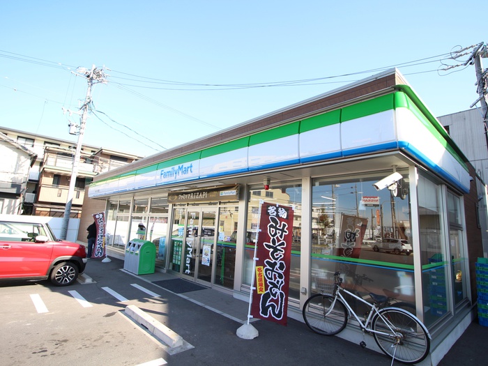 コンビニ　ファミリーマート（コンビニ）まで270m