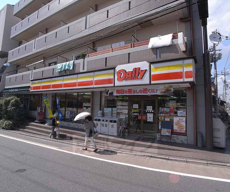 コンビニ　デイリーヤマザキ伏見墨染店（コンビニ）まで583m
