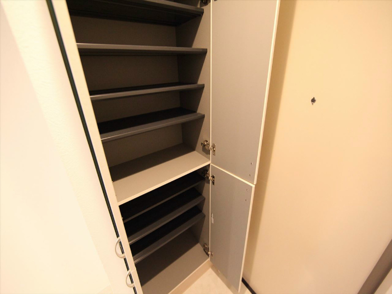 玄関　玄関　シューズボックス　姿見鏡付き（収納充実してます）