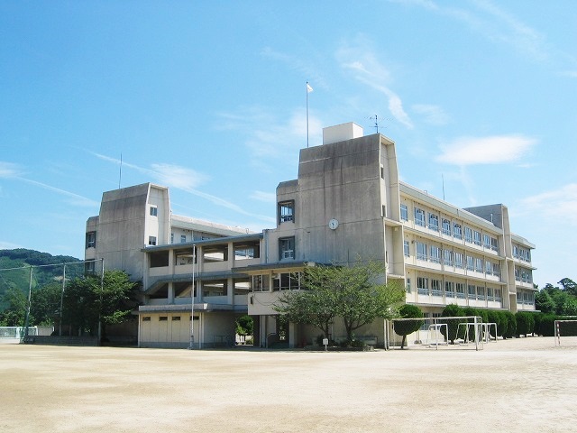 中学校　茨木市立北陵中学校（中学校）まで1056m