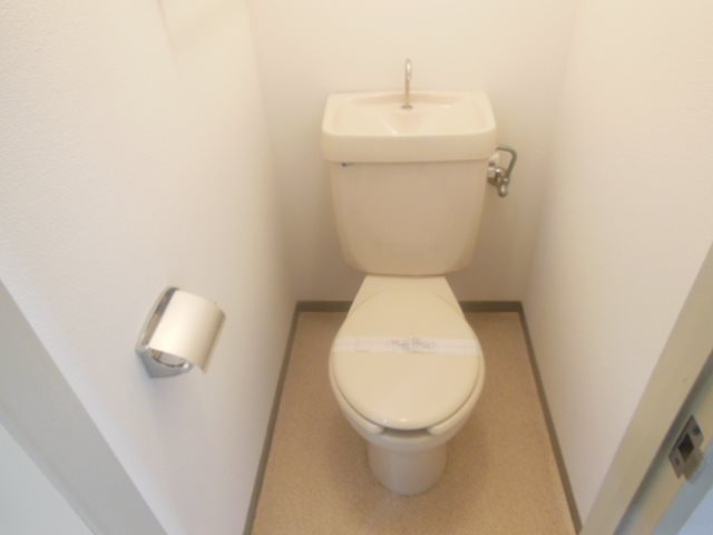 トイレ　同建物別号室の室内写真になります。(206号室)