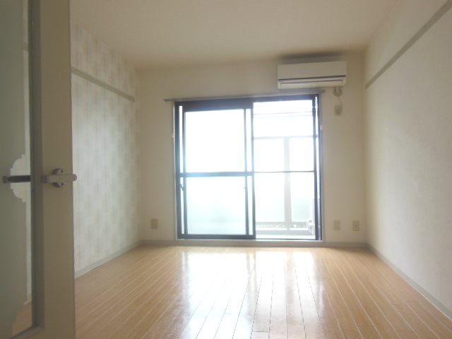 居室・リビング　同建物別号室の室内写真になります。(206号室)