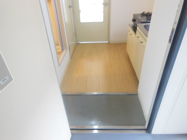 玄関　同建物別号室の室内写真になります。(206号室)