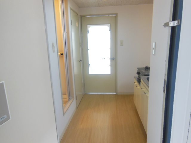 居室・リビング　同建物別号室の室内写真になります。(206号室)