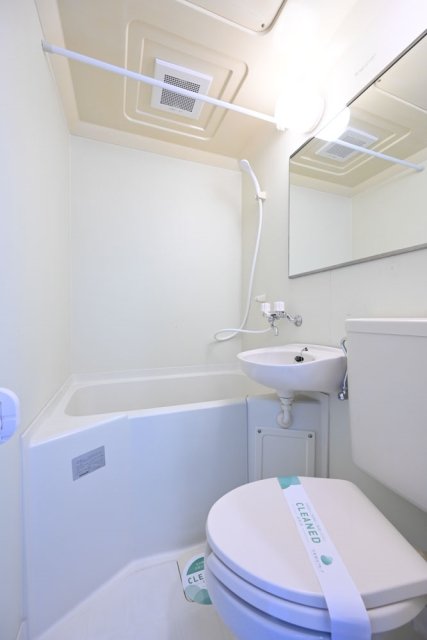 バス・シャワールーム　コンパクトで使いやすいお風呂です