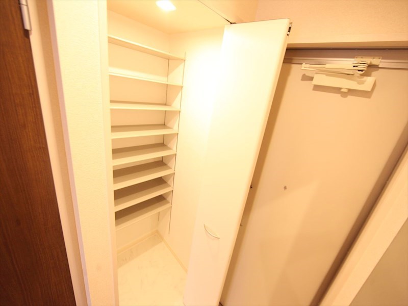 玄関　玄関　シューズクローク　姿見鏡付き（収納充実してます）