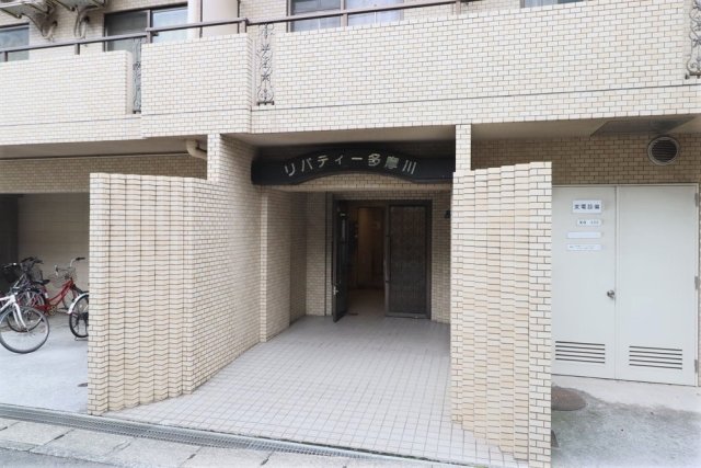 エントランス　落ち着いたエントランスです