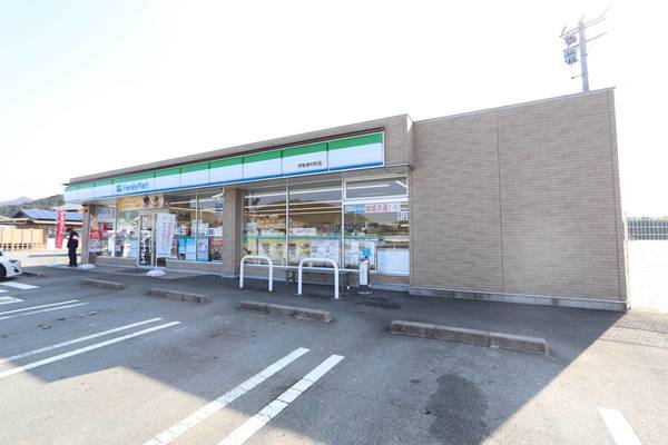 コンビニ　ファミリーマート伊勢津村町店（コンビニ）まで1100m