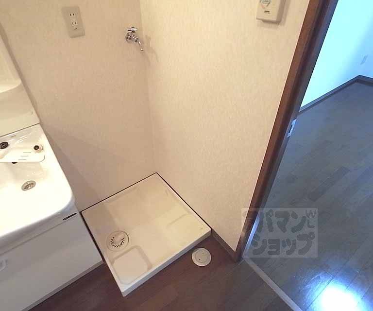 その他設備　独立洗面台の横に洗濯機置場有ります。