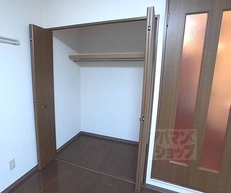 収納　洋室・クローゼット。奥行きが深く収納力がかなりあります！