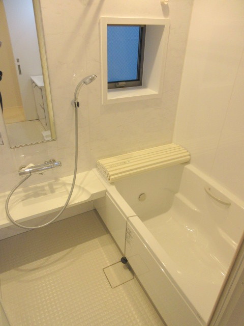 バス・シャワールーム　★小窓付：追い焚き・乾燥機★