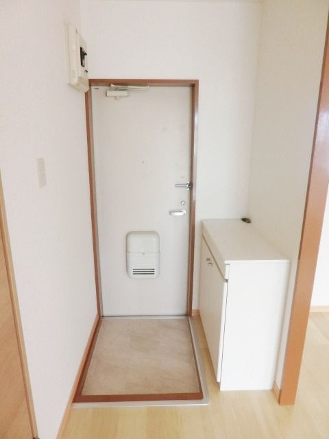 玄関　玄関にはシューズボックスがあります