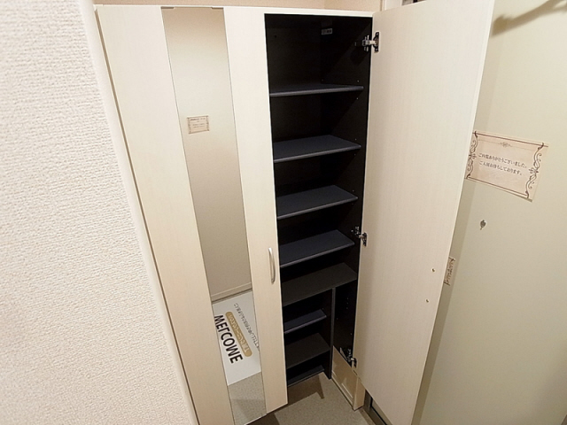 玄関　玄関には天井高シューズボックス完備