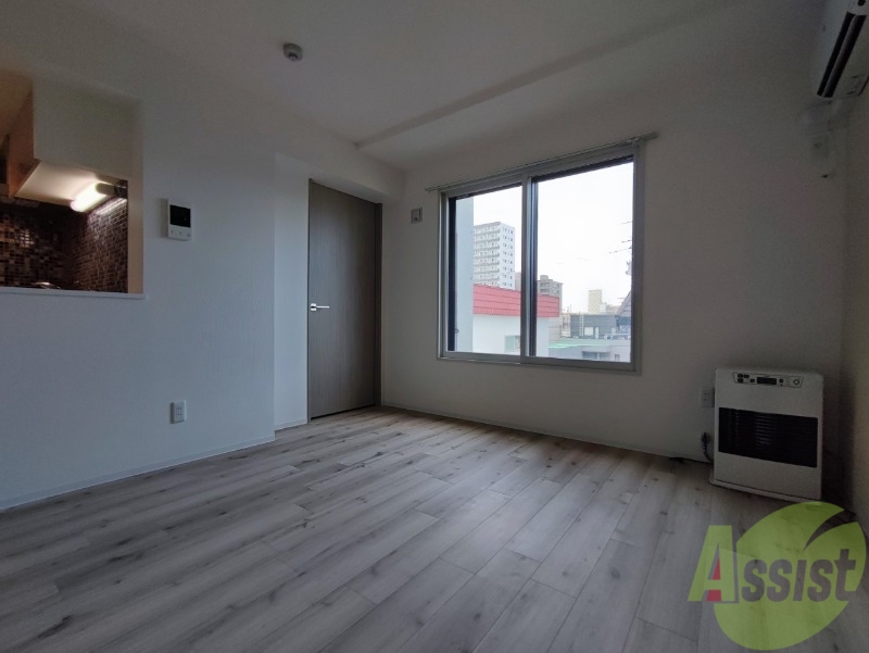 居室・リビング　リビングです。木目のフローリングが落ち着きますね。