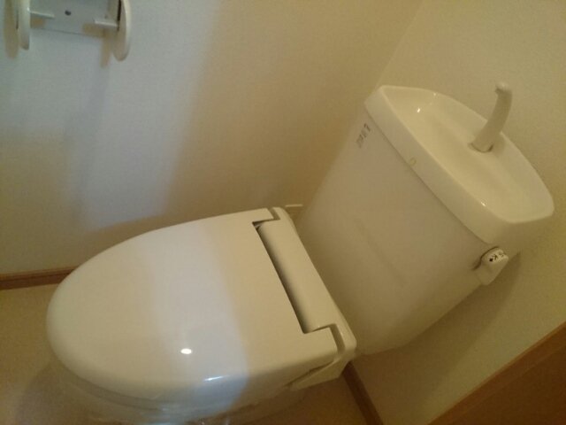 トイレ　落ち着いた色調のトイレです