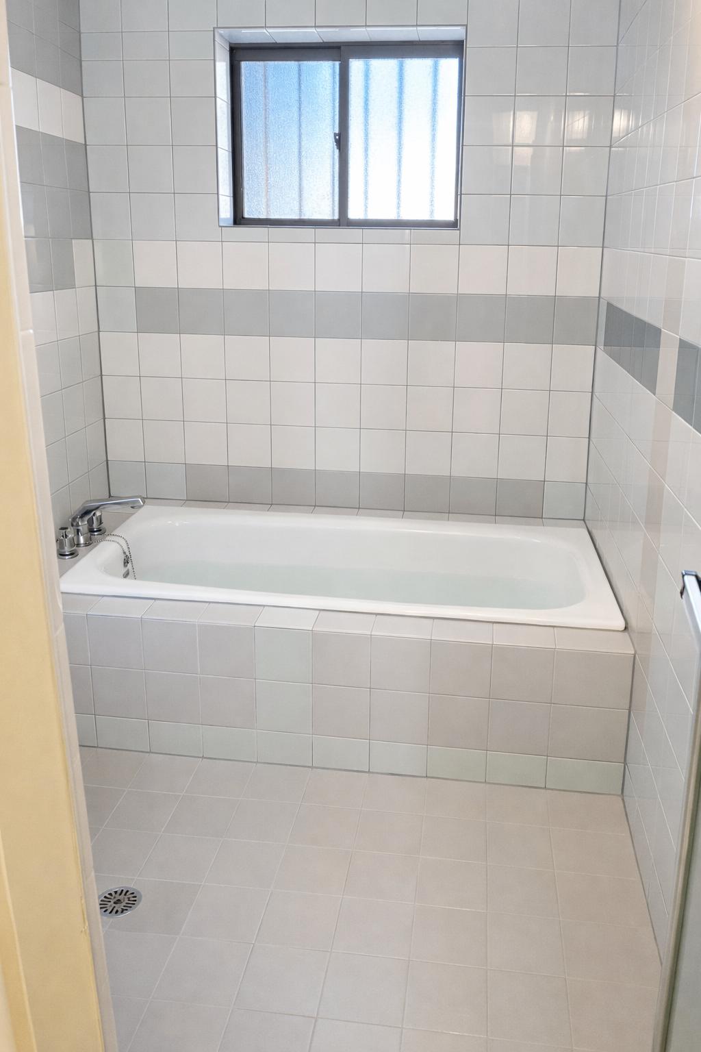 バス・シャワールーム　窓ある広い浴室