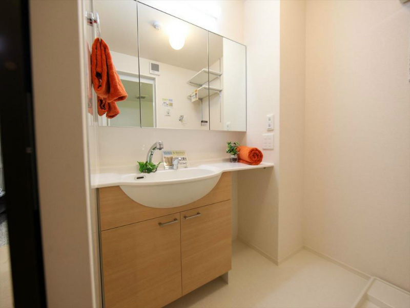 洗面設備　脱衣所　独立洗面台付（シャンプードレッサー付）収納スペース有