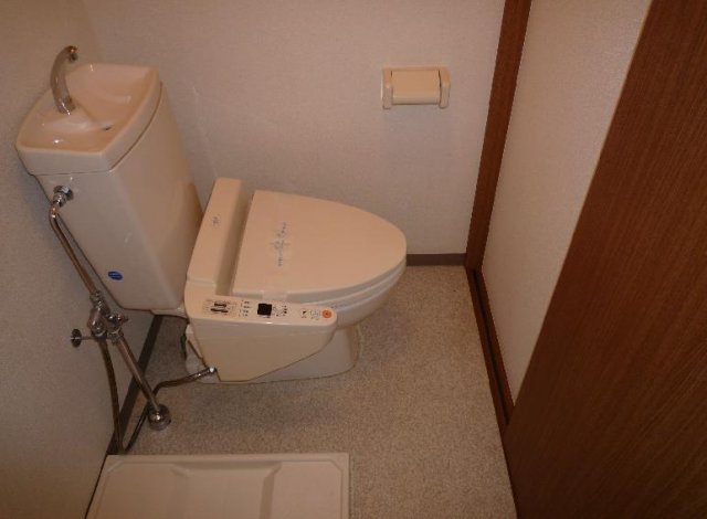 トイレ　温水洗浄便座です。