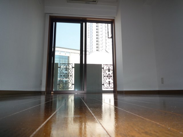 居室・リビング　落ち着いた色合いの床材を使用した居住空間