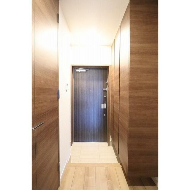 玄関　※別部屋の参考写真です。