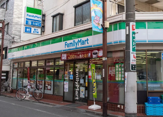 コンビニ　ファミリーマート 赤羽平和通り店（コンビニ）まで522m