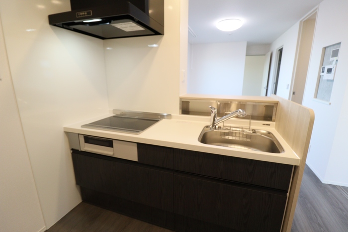 キッチン　対面システムキッチン（3口IH、グリル、浄水器付）