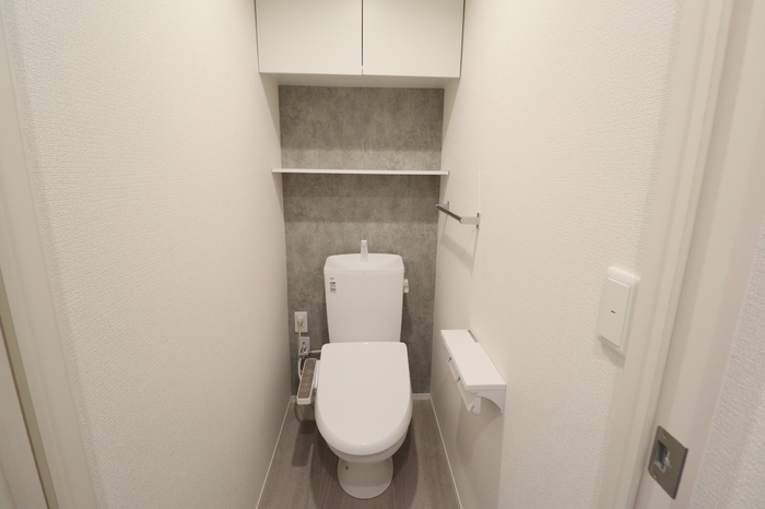 トイレ　もちろん温水洗浄暖房便座です（デザインクロス仕様）