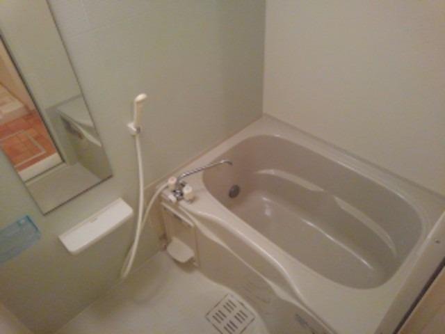 バス・シャワールーム　コンパクトで使いやすいお風呂です