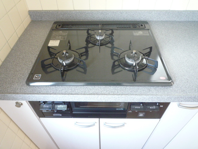 キッチン　３口コンロ