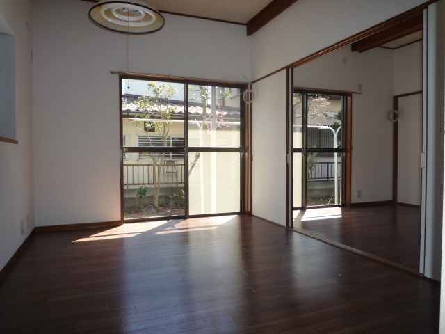 居室・リビング　リビングは２面採光