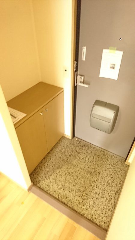 玄関　ツヴァイモースト　北区王子５