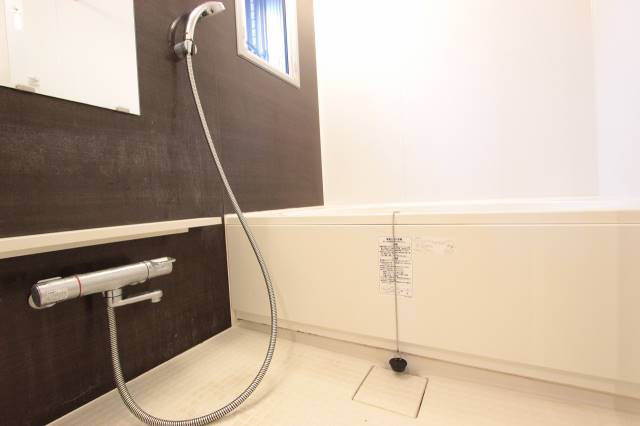 バス・シャワールーム　清潔広めのバスルームです