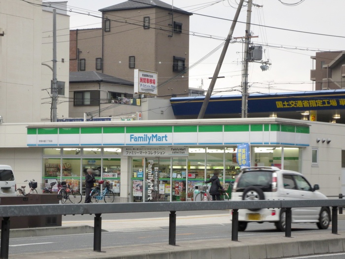 コンビニ　ファミリーマート 京阪本通二丁目店（コンビニ）まで56m