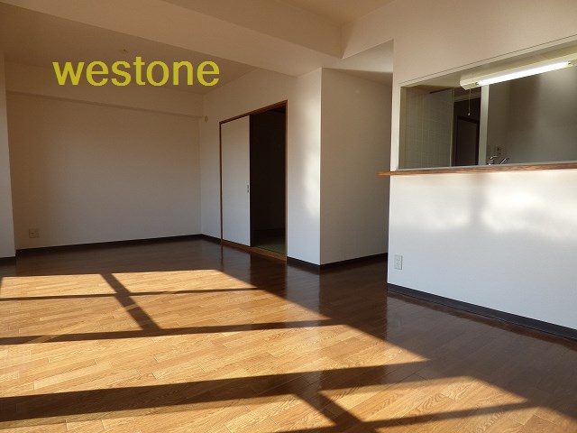 居室・リビング　バルコニー面した広いリビングです。