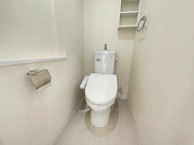 トイレ　シャワー付きトイレです。