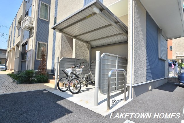 その他共有部分　敷地内に屋根付きの駐輪場があります。