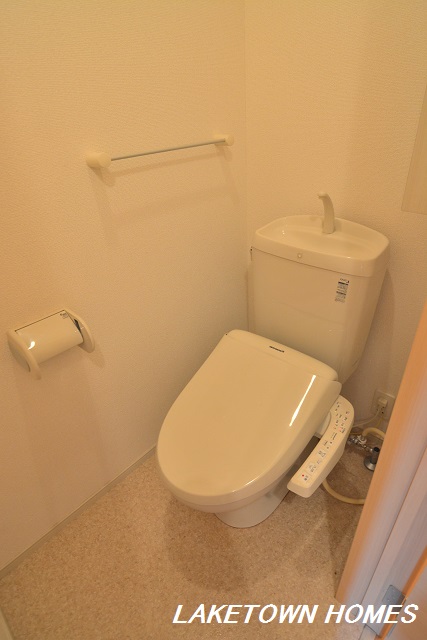 トイレ　温水洗浄暖房便座付のトイレです。