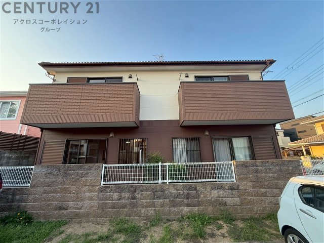 建物外観　メゾネットタイプ、敷地内に駐車場あります！