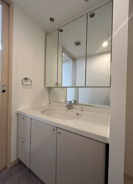 洗面設備　明るい洗面所です