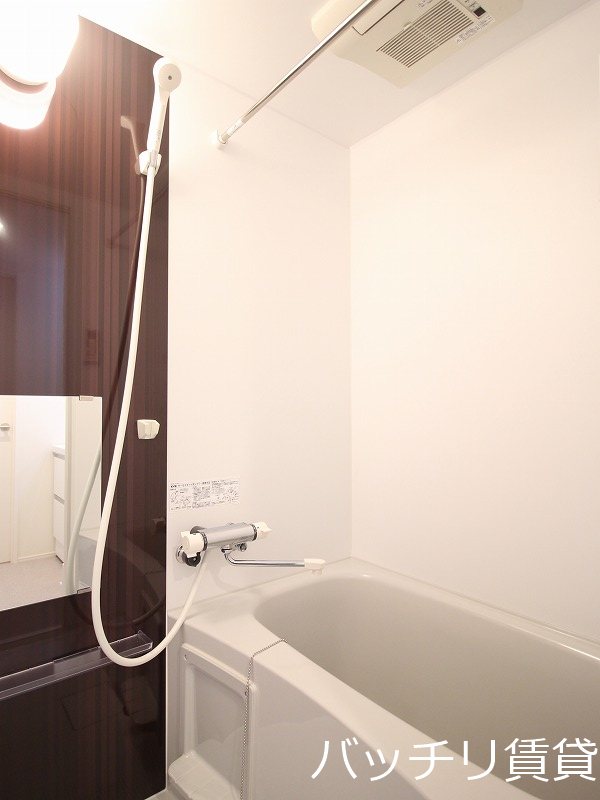 バス・シャワールーム　画像は別号室タイプの為、現状を優先致します。