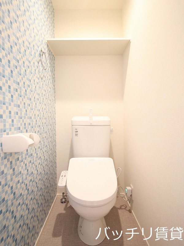 トイレ　画像は別号室タイプの為、現状を優先致します。