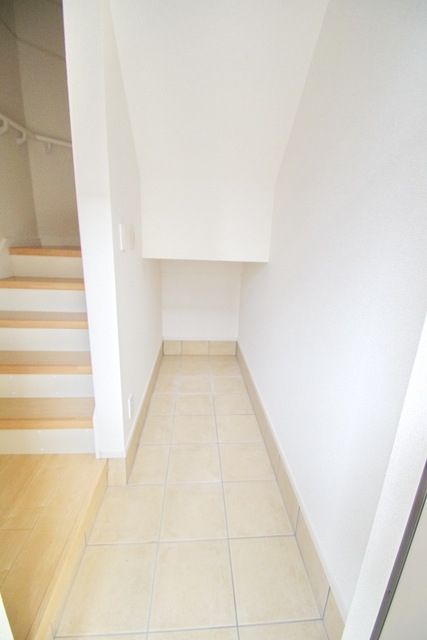 玄関　★別途下駄箱もあるので収納力も安心です★