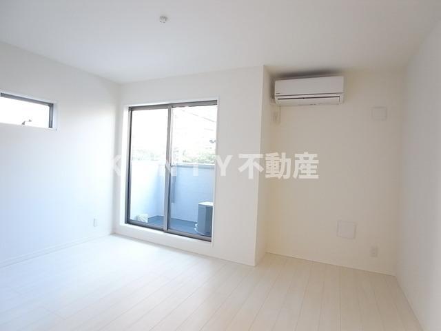 その他部屋・スペース　落ち着いた色調の寝室です