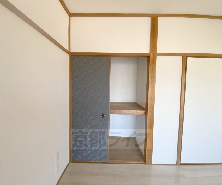 収納　２階６帖洋室の押入れ収納です。