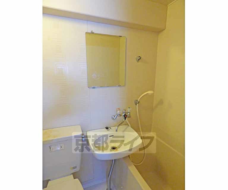 洗面設備　綺麗な洗面台です。