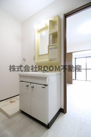 洗面設備　独立洗面台あり、毎朝おしゃれに忙しい女性の方におすすめです