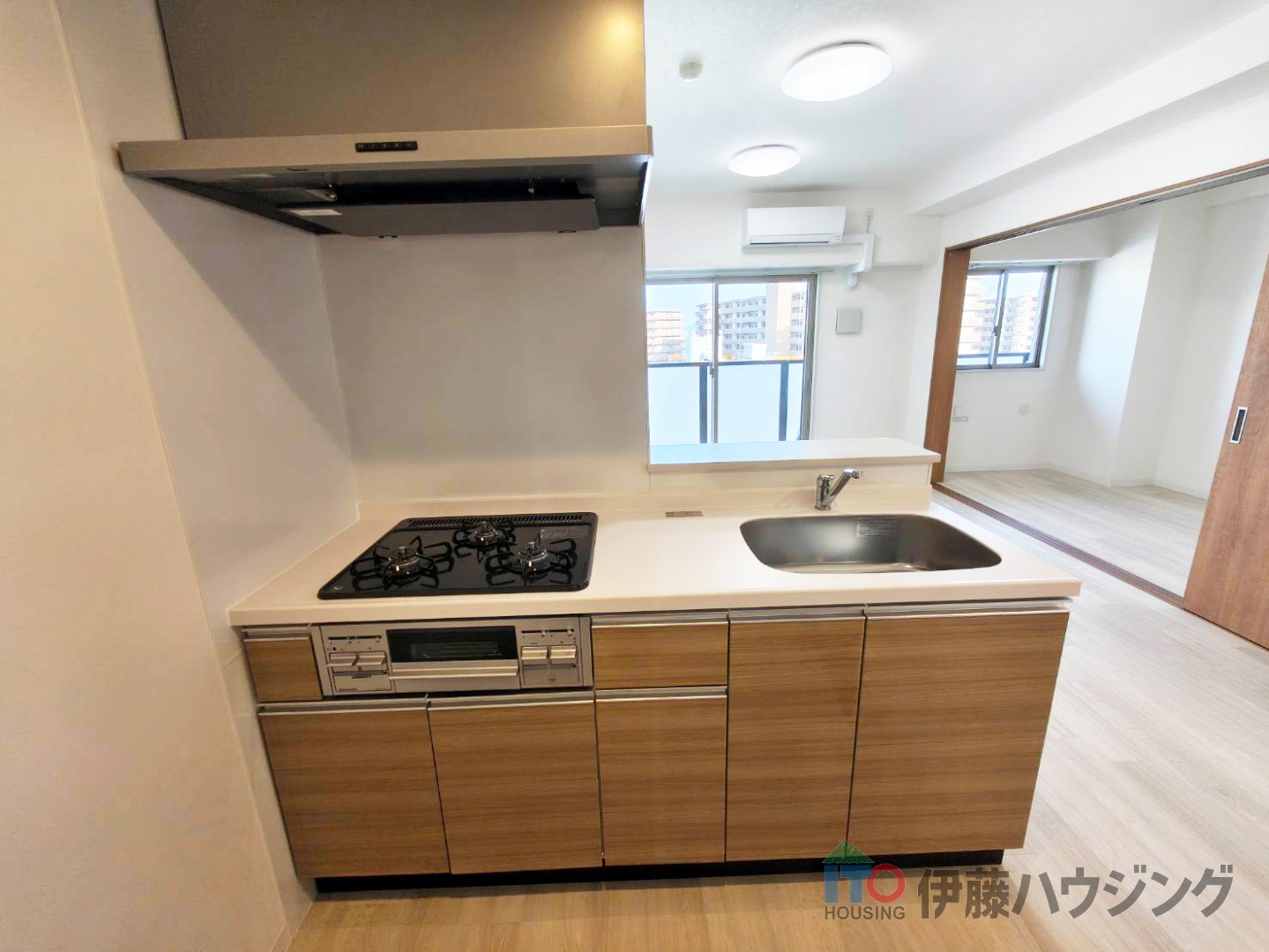 キッチン　同間取りの別部屋の写真です。色合い等違う場合がございます。