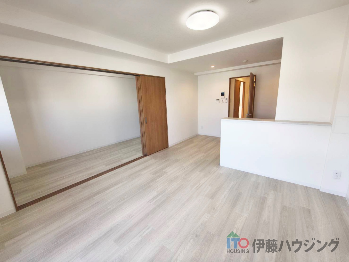 居室・リビング　同間取りの別部屋の写真です。色合い等違う場合がございます。