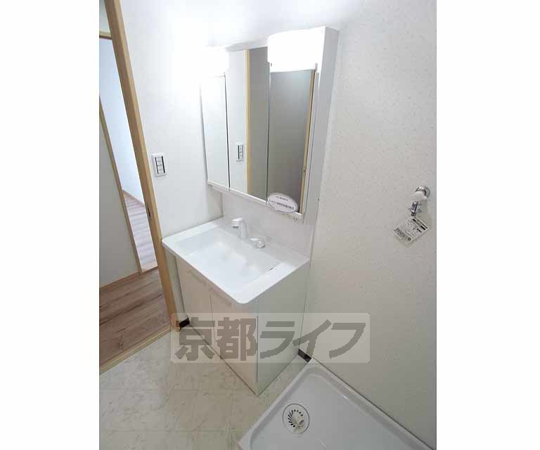 洗面設備　シャンプードレッサー付の三面鏡です。