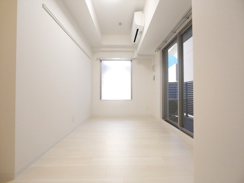 居室・リビング　洋室7.1帖　2面採光　エアコン完備　バルコニー